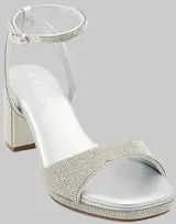 Sandalias plateadas con brillos, taco cuadrado y pulsera al tobillo con hebilla.