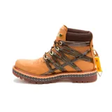 Bota Caterpillar unisex color marrón, modelo Golden Gate, inspirada en el puente Golden Gate de San Francisco. Presenta estructura en forma de jaula, paneles de malla, detalles dorados y parche conmemorativo del centenario de la marca.
