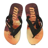 Chanclas Mormaii con base estampada con un paisaje de playa al atardecer y tiras negras.