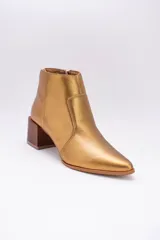 Bota corta plateada de cuero, con punta fina y taco de madera.