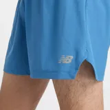 Short de running celeste con cintura elástica ajustable con cordón, slip interior integrado, tecnología de secado rápido NB DRY, bolsillo trasero con cremallera y detalles reflectantes.