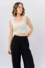 Musculosa corta color gris jaspeado, con cuello cuadrado y tirantes anchos.