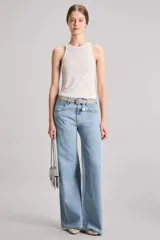 Pantalón de jean celeste claro, de calce regular y tiro bajo, confeccionado en tejido 100% algodón.