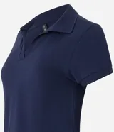Blusa marrón con cuello polo y escote en V, de manga corta.