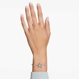 Pulsera con cadena bañada en tono oro, adornada con Crystal Pearls de color gris claro y motivo central de estrella de mar adornada con Crystal Pearls blancas y cristales en colores de inspiración marina.