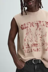 Camiseta sin mangas color beige con estampado de caballos en color borgoña.