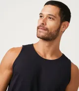 Musculosa deportiva básica de hombre, color negro liso, con escote redondo y sisas amplias.