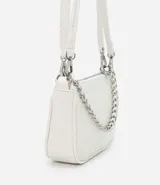 Bolso baguette blanco de cuero sintético con textura croco, correa de hombro y correa de cadena plateada.