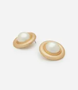 Caravanas de botón con diseño redondo y acabado en baño de oro batido, con una perla central de gran tamaño. Están confeccionadas en metal reciclado.