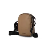 Bandolera pequeña de símil cuero negro, con forma rectangular y esquinas redondeadas. Posee doble cierre en la parte superior y correa ajustable de tela negra con logo repetido.