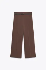 Pantalón culotte color verde oliva, de tiro medio y pierna ancha. Incluye cinturón ajustable con hebilla metálica y cierre lateral con cremallera oculta.