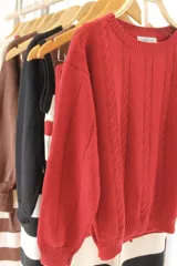 Sweater rojo de tejido artesanal con hilado 70% algodón y 30% acrílico.