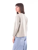 Remera blanca de manga larga con estampa rectangular dorada con diseño animal print y texto 'Fearless, fierce & fabulous'.