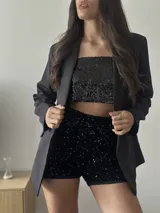 Short negro de lentejuelas con cintura elástica.