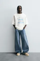 Pantalón de jean negro de corte amplio, estilo balloon fit, con cinco bolsillos y cierre frontal con botones.