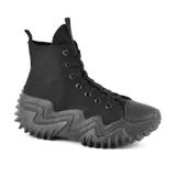 Championes de bota negros, con suela track y cordones.