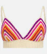 Top cropped tejido al crochet con diseño de rayas horizontales en tonos naranja, rosa, violeta y amarillo.