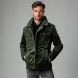 Chaqueta de pana color negro con forro de sherpa, cierre de botón y cuello de cordero, con múltiples bolsillos.