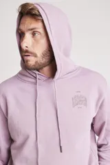 Buzo lila con capucha y cordones ajustables, con logo estampado en el pecho.