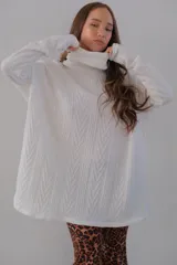 Conjunto deportivo verde oliva de tejido texturizado con cuello alto y logo en la manga.
