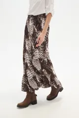 Falda larga de viscosa con estampado animal print en tonos marrón y blanco, con un ligero vuelo en el ruedo.