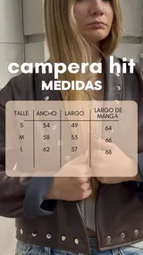Campera marrón de ecocuero con cuello clásico, corte holgado y cierre frontal con botones a presión.