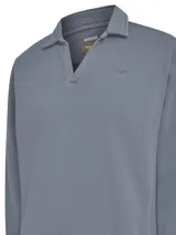 Buzo azul de algodón orgánico con cuello en V con solapa, acabado rib en mangas y pretina, y forro de algodón cepillado.