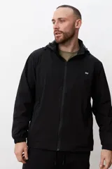 Campera deportiva negra con capucha y cierre frontal.