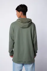 Buzo canguro blanco con capucha forrada en beige y bolsillo tipo parche color beige. Estampa con logo en el pecho.