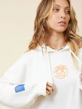 Canguro oversize color crudo con capucha y estampado pequeño en el pecho.