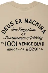 Remera color crema con estampado de un auto de carrera color rojo.