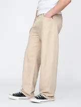 Pantalón de lino color gris oscuro, de corte amplio y tiro alto.