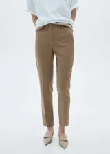 Pantalón de vestir marrón con estampado a cuadros, tiro medio, corte skinny y diseño crop.