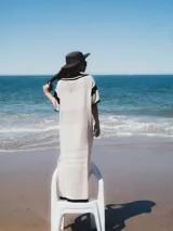 Remerón tejido color marrón con calados y cuello estilo camisa.