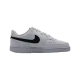 Zapatillas urbanas Nike Court Vision Lo de cuero blanco con detalles en negro, cordones blancos y suela gris.