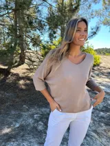 Sweater marrón claro de tejido de punto de algodón, con escote en V y mangas 3/4 estilo ranglán.