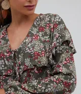 Blusa de manga larga con estampado floral y volados.