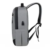 Mochila gris con detalles en negro, de tela rígida con dos asas acolchadas y espalda ergonómica. Cuenta con compartimento acolchado para laptop, bolsillo frontal con cierre y puerto USB externo.