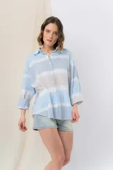 Camisa oversize de algodón liviano con estampado tie-dye a rayas en tonos pastel. Diseño suelto, manga larga con puños arremangados y botones frontales.