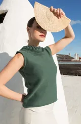 Musculosa azul marino tejida en hilo de algodón con trenza en el escote y espalda baja.