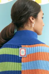 Sweater de algodón con cuello alto con cierre de cremallera y diseño a rayas horizontales multicolor.