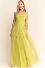 Vestido largo de fiesta color amarillo, con breteles finos, escote recto, corte en la cintura y falda amplia de tul.