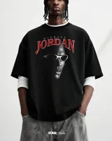 Remera negra de algodón con estampado frontal de Michael Jordan con gafas y el texto "Michael Jordan" en rojo.