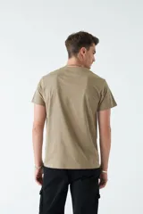 Remera básica color marrón claro, de corte regular, manga corta, cuello redondo y logo bordado en el pecho.