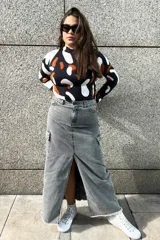 Falda larga gris de denim, con corte recto, abertura lateral y bolsillo cargo con solapa en la pierna.