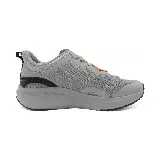Championes grises de running, con detalles en negro y naranja.