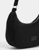 Bandolera tipo baguette de tela deportiva color negro con asa de hombro y cierre superior.