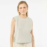 Top sin mangas color beige con rayas verticales en verde claro, cuello redondo y lazos laterales ajustables.