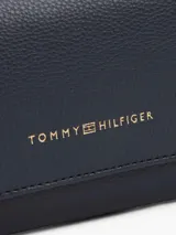 Billetera plegable Tommy Hilfiger color azul marino, con sutil acabado granulado y logo metálico dorado en el frente. Cuenta con múltiples ranuras interiores para tarjetas y compartimento para billetes.