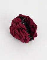 Broche con aplique de flor de tela color crema.